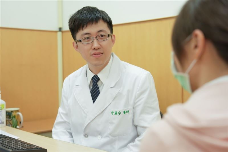 詹崴宇指出，食道弛緩不能症是一種食道神經肌肉功能障礙疾病，主要是神經退化致使食道壁內神經節細胞變性、減少，導致下食道括約肌持續緊閉，食物無法順利進入胃部的一種罕見疾病。（圖／台北慈濟醫院提供）