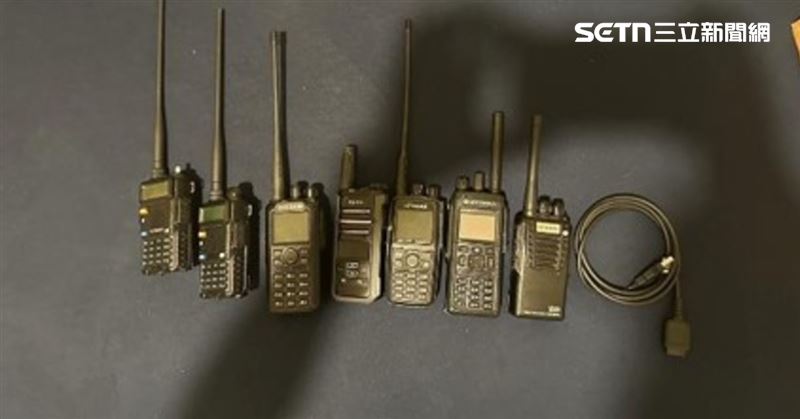 林姓男大生盜接高鐵無線電，警方查扣一批無線電設備。（圖／翻攝畫面）
