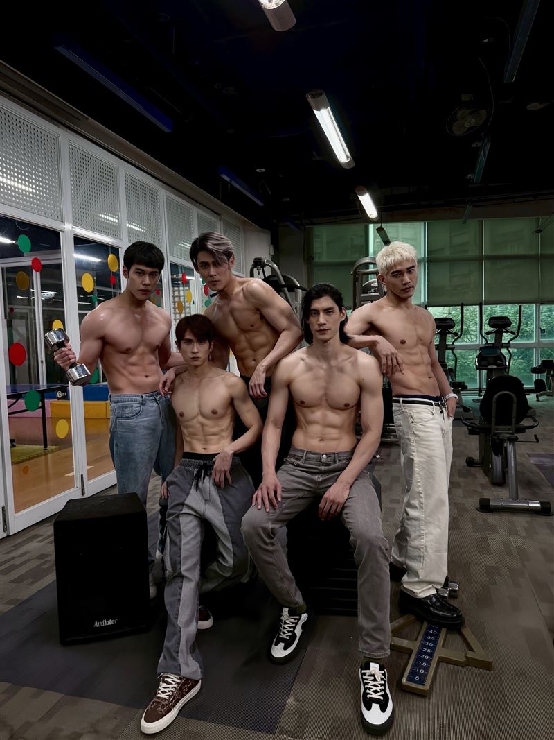 《男公館》主要6男神經過百日嚴格訓練與自我管理，全操成超級猛男。（圖／翻攝自《男公館》臉書）