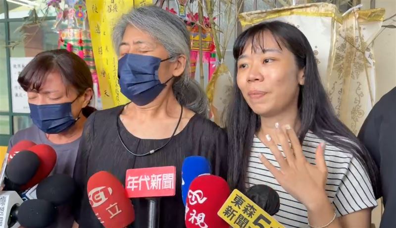 意外身故的女警，未來婆婆（左）、母親（中）以及姊姊（右）淚已哭乾。（圖／記者林昱孜攝影）