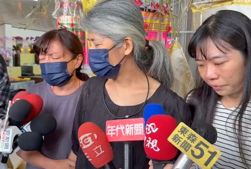 詠心媽媽（中）心碎喊「喜事還沒辦，要先辦喪事」。（圖／記者林昱孜攝影）