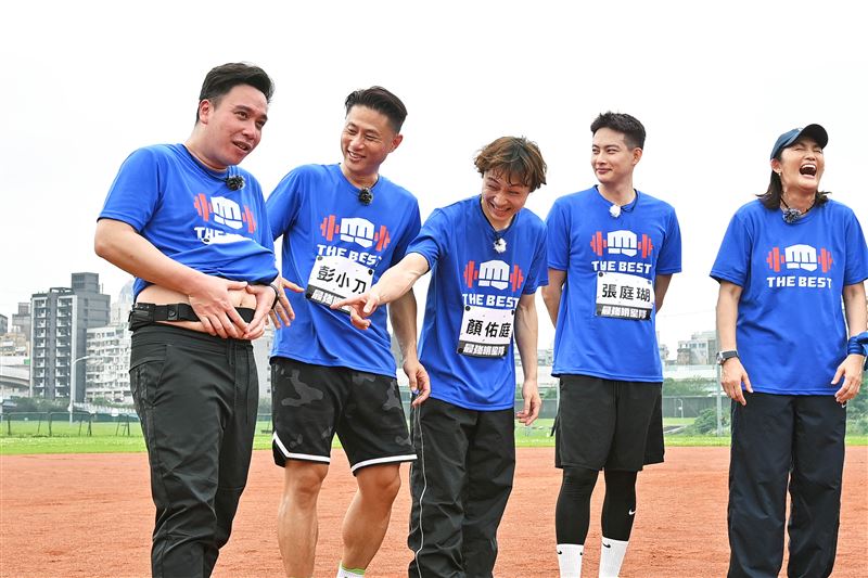 藍隊無尊(左起)、彭小刀、顏佑庭與張庭瑚再度披上藍袍為錢姐效力。（圖／《全城地圖：最強明星隊》提供）