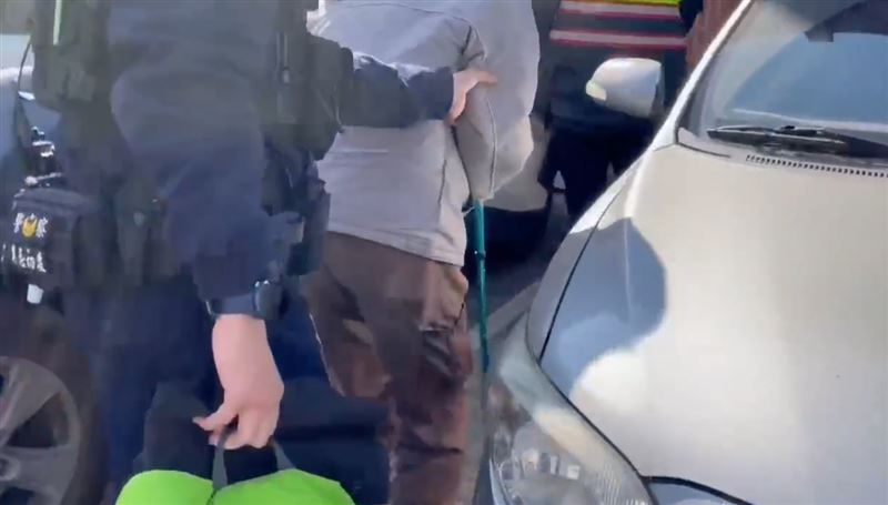 行動不便的陳翁拄著拐杖當車手。（圖／翻攝畫面）