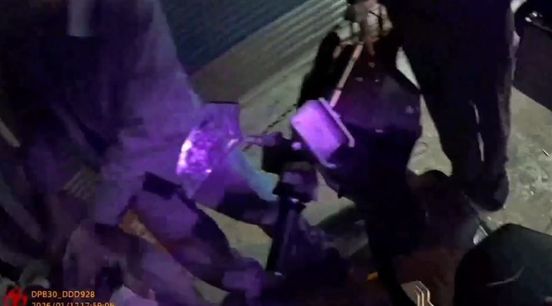 警方一擁而上時，陳翁還嚇到反問「哪裡的警察啦！」（圖／翻攝畫面）