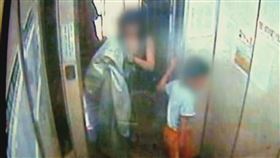 警方從監視器畫面比對屍體的衣物，確認死者就是曾女及兒子。（圖／翻攝畫面）