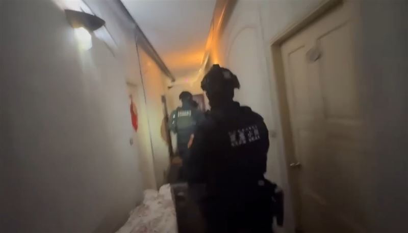 新北警破獲地下情色業，霹靂小組攻堅逮捕主嫌及小姐、男客。（圖／翻攝畫面）