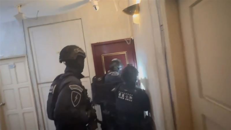新北警破獲地下情色業，霹靂小組攻堅逮捕主嫌及小姐、男客。（圖／翻攝畫面）