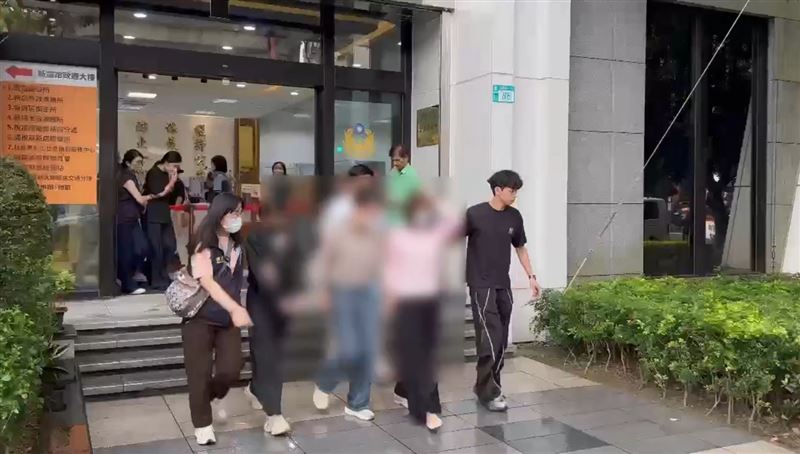 新北警破獲地下情色業，霹靂小組攻堅逮捕主嫌及小姐、男客。（圖／翻攝畫面）