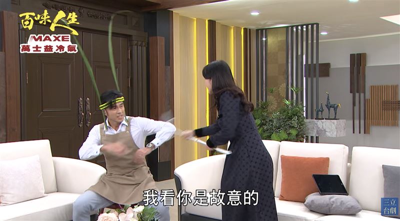 黃玉榮飾演山寨版「早安侯」，讓飾演太太的德馨不領情出手爆打。（圖／三立台劇YT）