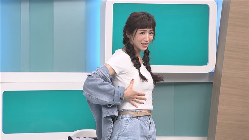 蔡允潔展示昔日美胸女神32F的好身材。(圖／和展影視提供）