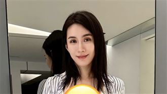 女星首曝光4個月孕肚　穿bra辣露真實身材