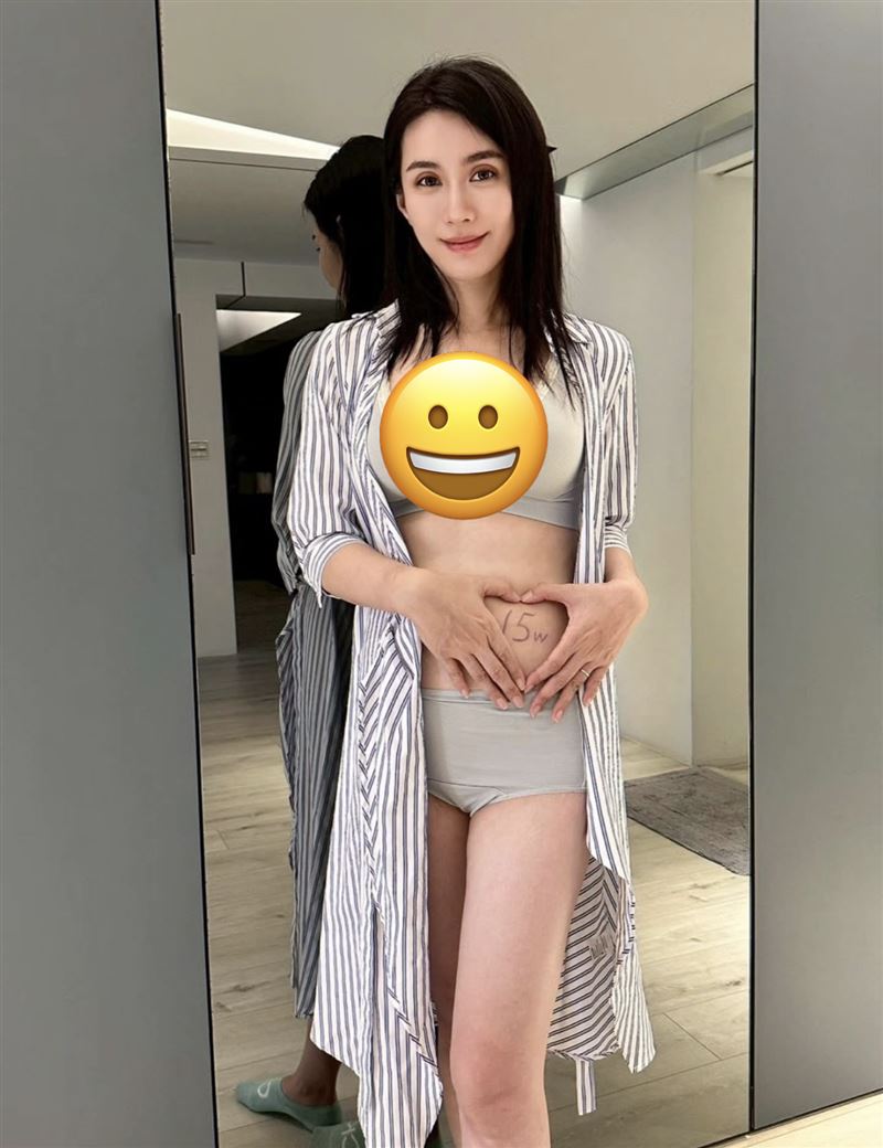 許鈞鈞曝光4個月孕肚。（圖／翻攝自臉書）