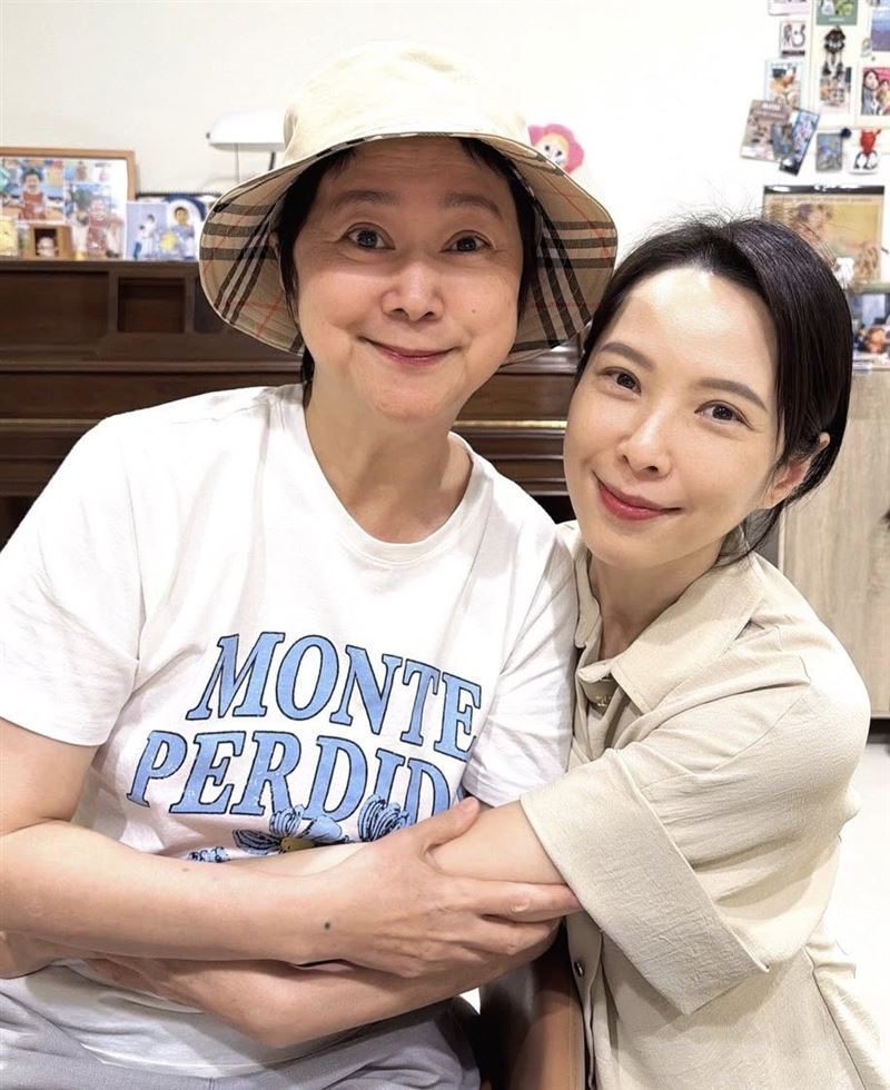 王月（左）透露天心去探望她。（圖／翻攝自臉書）