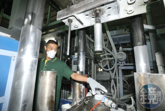 用鋁塊反向擠壓、抽管成型是益材最重要的核心技術。（圖／鏡週刊）
