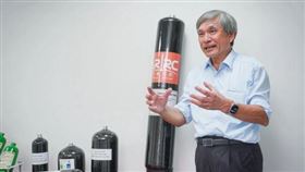 益材科技專做屬於安全部品、需要政府與國際認證的高壓氣瓶，客戶都是世界第一大。董事長翁冠群是台大應用力學博士，深蹲20年更帶領公司打入太空產業鏈。（圖／鏡週刊）
