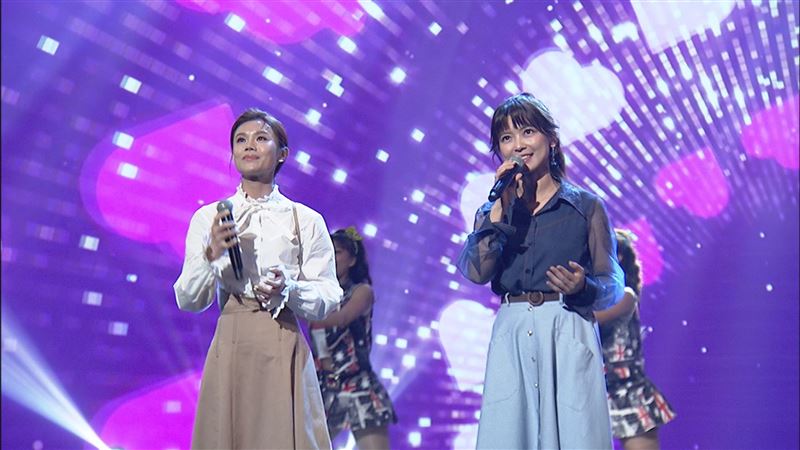 朱海君(左)、翁鈺鈞重新詮釋經典對唱〈歹逗陣〉。(圖／中視提供)