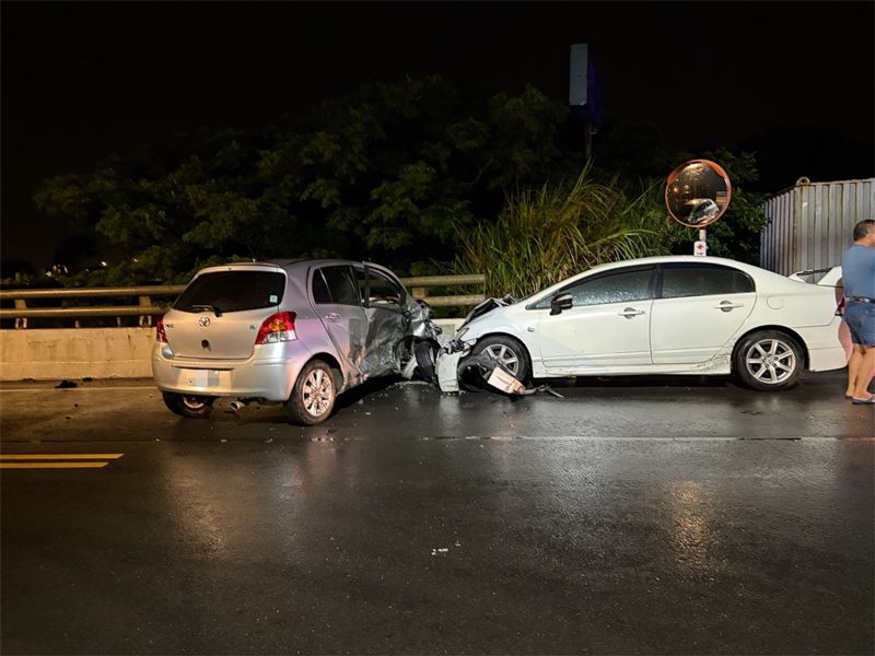 黃姓老翁駕駛銀色轎車自撞，隨即又發生二次車禍，黃翁摔下水溝身亡。（圖／翻攝畫面）