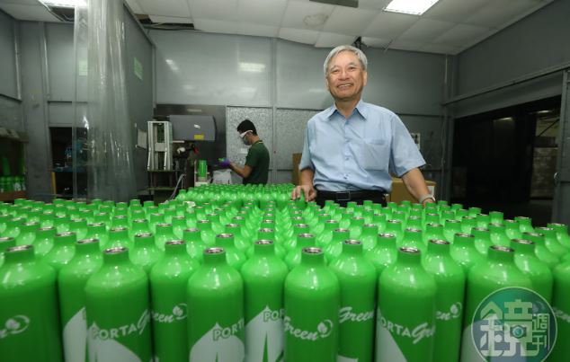 漂亮的高壓氣瓶是裝精密氣體的校驗瓶，年出貨20、30萬支給全球氣體龍頭Linde。董事長翁冠群說：「這種東西一爆還得了！」所以至今仍是其唯一供應商。（圖／鏡週刊）