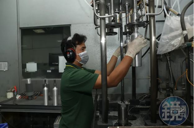高壓氣瓶需要做水壓測試，以精密氣體用的氣瓶來說，需要加壓至1.5倍。即使每次測試結果都一樣，翁冠群仍堅持要做，他說是最重要的把關
