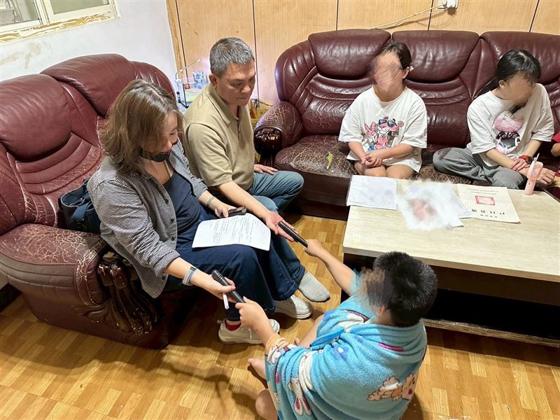 16歲高一孝女苦讀保送國立高中，為保護媽媽癲癇發作時咬斷舌頭喪命，將手伸進媽媽嘴裡被咬流血也不喊痛。（圖／翻攝自《愛的延續》公益協會臉書）