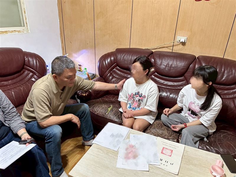 16歲高一孝女苦讀保送國立高中，為保護媽媽癲癇發作時咬斷舌頭喪命，將手伸進媽媽嘴裡被咬流血也不喊痛。（圖／翻攝自《愛的延續》公益協會臉書）