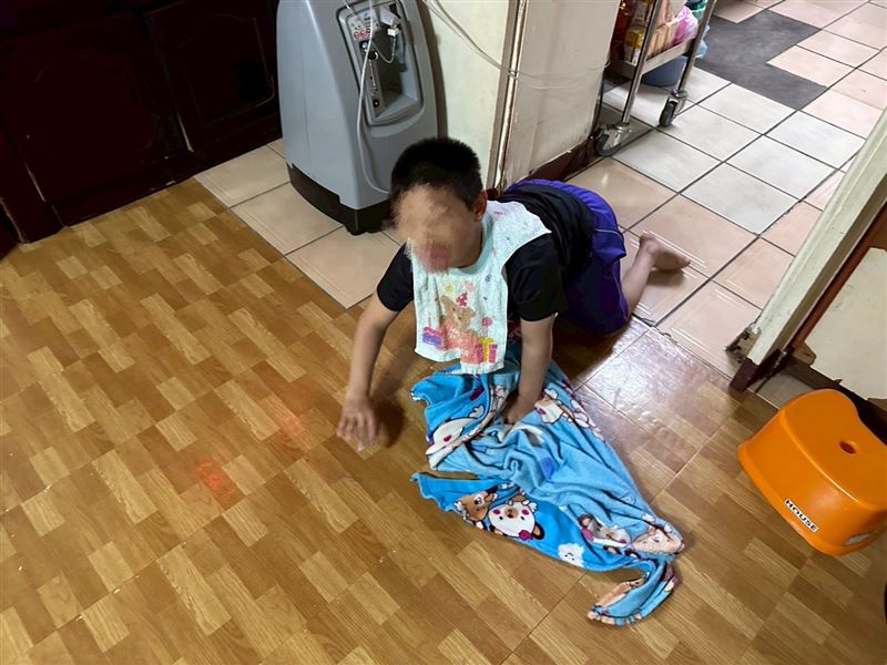 16歲高一孝女苦讀保送國立高中，為保護媽媽癲癇發作時咬斷舌頭喪命，將手伸進媽媽嘴裡被咬流血也不喊痛。（圖／翻攝自《愛的延續》公益協會臉書）