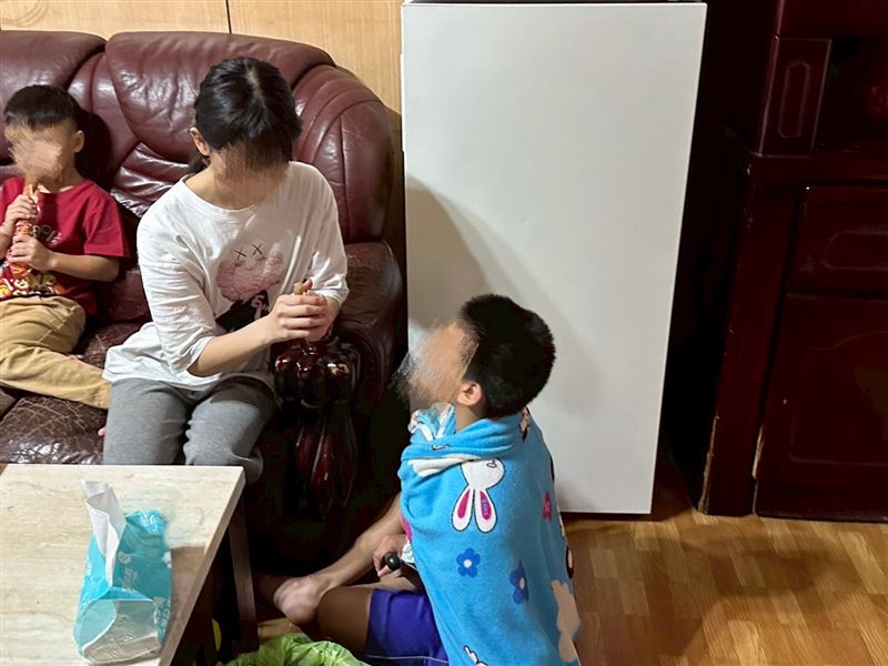 16歲高一孝女苦讀保送國立高中，為保護媽媽癲癇發作時咬斷舌頭喪命，將手伸進媽媽嘴裡被咬流血也不喊痛。（圖／翻攝自《愛的延續》公益協會臉書）