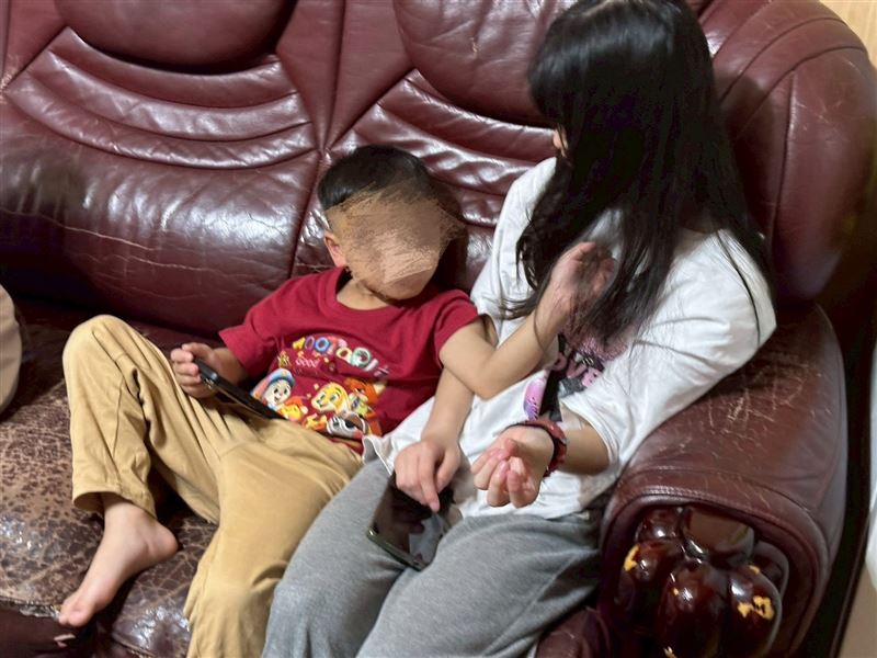 16歲高一孝女苦讀保送國立高中，為保護媽媽癲癇發作時咬斷舌頭喪命，將手伸進媽媽嘴裡被咬流血也不喊痛。（圖／翻攝自《愛的延續》公益協會臉書）