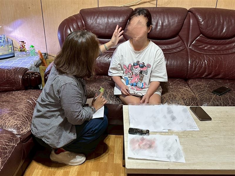 16歲高一孝女苦讀保送國立高中，為保護媽媽癲癇發作時咬斷舌頭喪命，將手伸進媽媽嘴裡被咬流血也不喊痛。（圖／翻攝自《愛的延續》公益協會臉書）