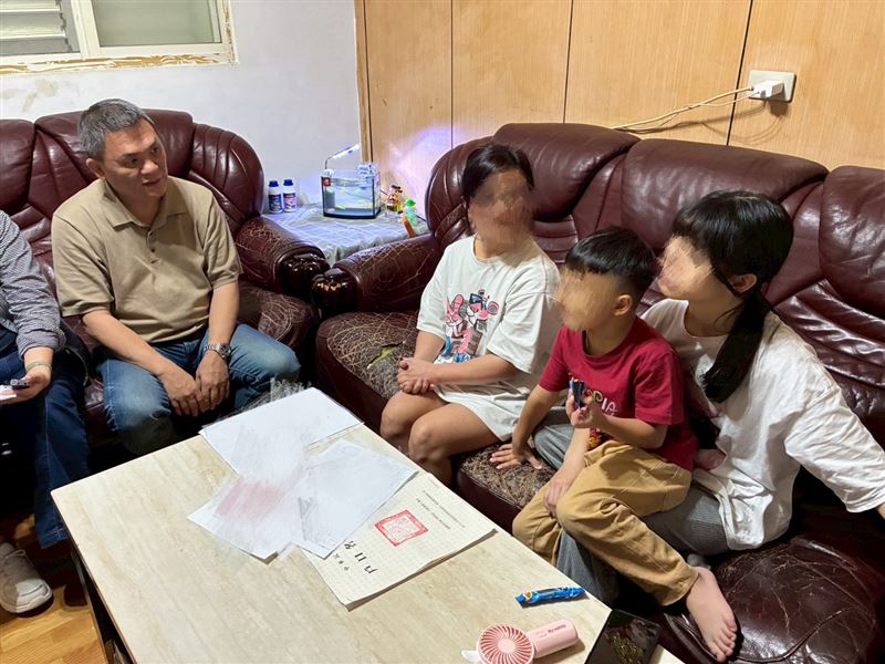 16歲高一孝女苦讀保送國立高中，為保護媽媽癲癇發作時咬斷舌頭喪命，將手伸進媽媽嘴裡被咬流血也不喊痛。（圖／翻攝自《愛的延續》公益協會臉書）