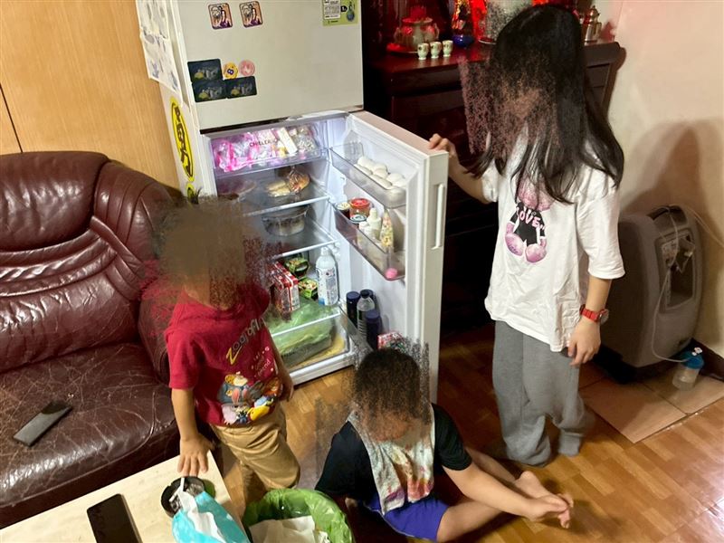 16歲高一孝女苦讀保送國立高中，為保護媽媽癲癇發作時咬斷舌頭喪命，將手伸進媽媽嘴裡被咬流血也不喊痛。（圖／翻攝自《愛的延續》公益協會臉書）