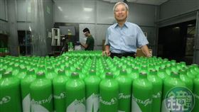 漂亮的高壓氣瓶是裝精密氣體的校驗瓶，年出貨20、30萬支給全球氣體龍頭Linde。董事長翁冠群說：「這種東西一爆還得了！」所以至今仍是其唯一供應商。（圖／鏡週刊）