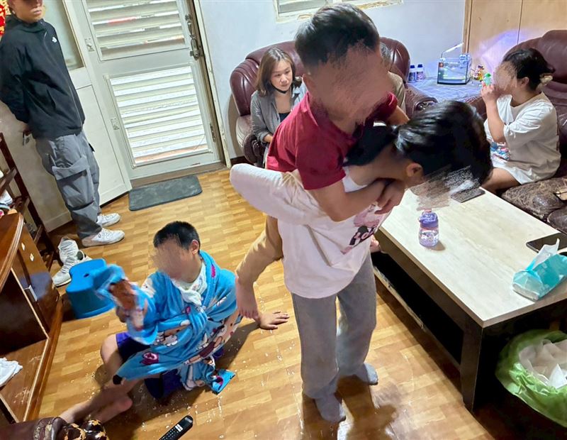 16歲高一孝女苦讀保送國立高中，為保護媽媽癲癇發作時咬斷舌頭喪命，將手伸進媽媽嘴裡被咬流血也不喊痛。（圖／翻攝自《愛的延續》公益協會臉書）