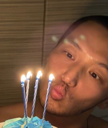 卞耀漢捧著生日蛋糕慶祝自己40歲。（圖／翻攝自IG @byunyohan_official）