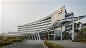 台積電更新ESG電子報，內容提及民國115年第1季正式推出「台積領導力架構」（TSMC Leadership Framework 4×5×4），以「成長心態、卓越致勝、以人為本、引領未來」四大主題為核心，分別延展出五大關鍵行為及涵蓋4個組織層級角色的實踐路徑；透過此系統化設計，賦能全體員工提升溝通及領導能力，使其能充分發揮所長，與公司攜手共創永續成長。（圖／翻攝台積電ESG電子報）