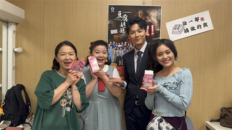 羅子惟趁勞動節前，送B群給同劇演員（右起）謝瓊煖、宮美樂、方琦。（圖／民視提供）