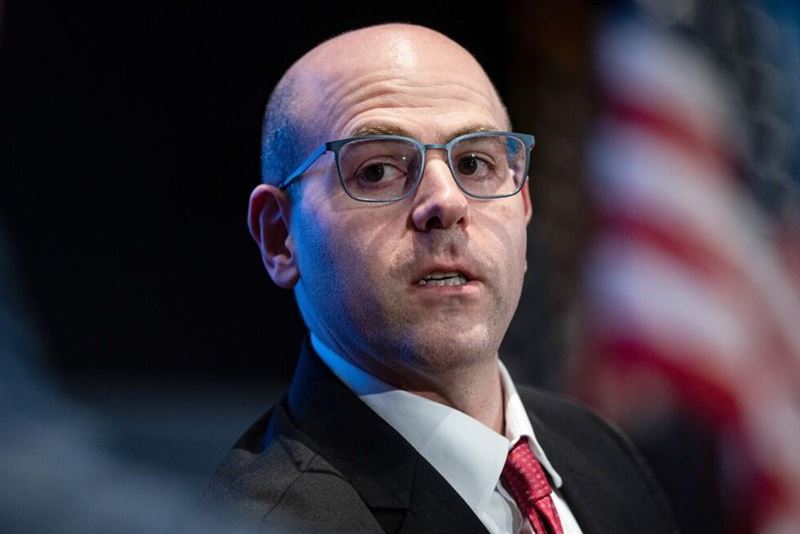 隨著鮑爾不辭去理事職位，川普盟友、FOMC會議中唯一支持降息的米蘭，將被迫離開理事位置，由「準主席」華許接任。市場對於明年4月前升息的預期也升溫，從20%的概率翻倍成為40%，完全違背川普的降息期待。（圖／翻攝自X平台 @Steph_iscrypto）