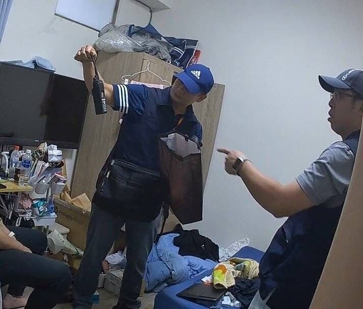 警方28日前往男大生租屋處逮人。（圖／翻攝畫面）