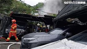 台北市和平東路三段531巷內民宅發生火警，警消在屋內拉出一具男性焦屍。（圖／翻攝畫面）
