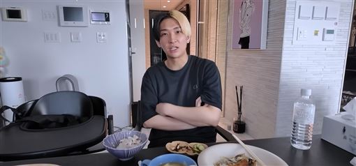 百萬YTR同居新歡床照曝　女方背景遭起底