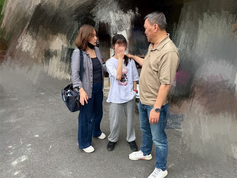 16歲高一孝女苦讀保送國立高中，為保護媽媽癲癇發作時咬斷舌頭喪命，將手伸進媽媽嘴裡被咬流血也不喊痛。（圖／翻攝自《愛的延續》公益協會臉書）