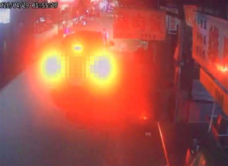 屏東民族路夜市又出事，一間肉圓店因女兒的感情糾紛遭砸店。（圖／翻攝畫面）