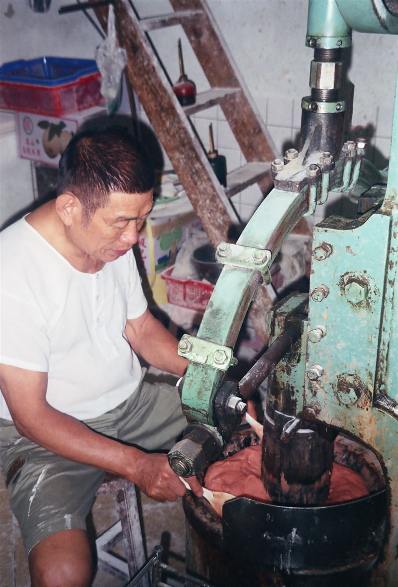 黃海瑞18歲以麵攤起家，堅持選用當天現宰的台灣黑毛豬後腿肉，純肉製作摃丸。（圖／家屬提供）