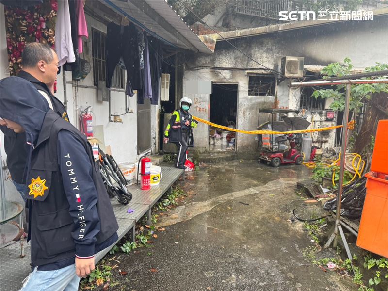台北市和平東路三段531巷內民宅發生火警，警消在屋內拉出一具男性焦屍。（圖／翻攝畫面）