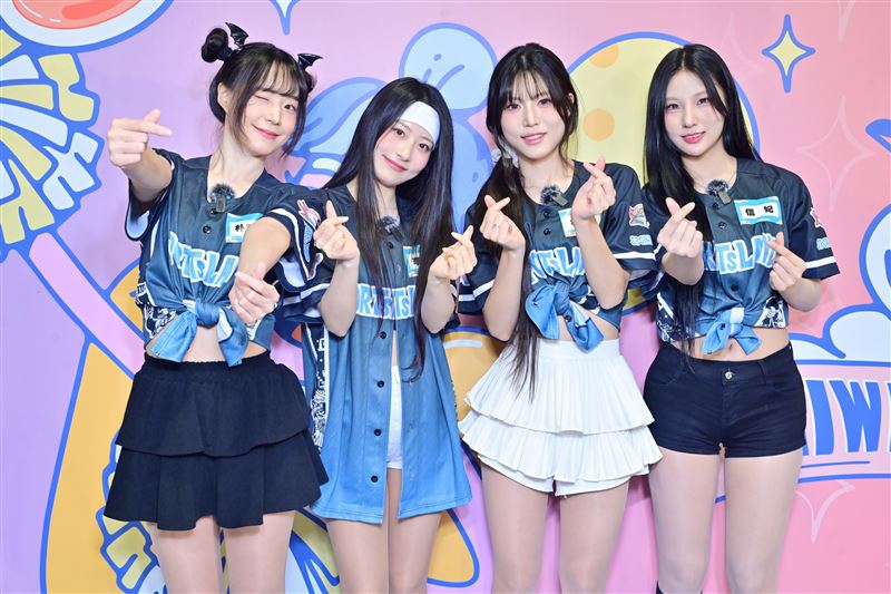 韓職三星獅啦啦隊「TWINKLE」四位成員朴慧仁（左起） 、李奎利、朴智英、信妃。（圖／ofiii歐飛免費影音平台提供）