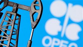 阿拉伯聯合大公國突然退群，OPEC對全球石油產量的比重跟著首度跌破30%。儘管阿聯從此可不受配額限制增產，長期有助於壓低油價，但荷莫茲海峽處於封鎖的現況，依然讓油價居高不下。美國總統川普研擬延長封鎖的消息，更是一口氣將國際油價送上2022年以來新高位置。（圖／翻攝自X平台 @MarioNawfal）