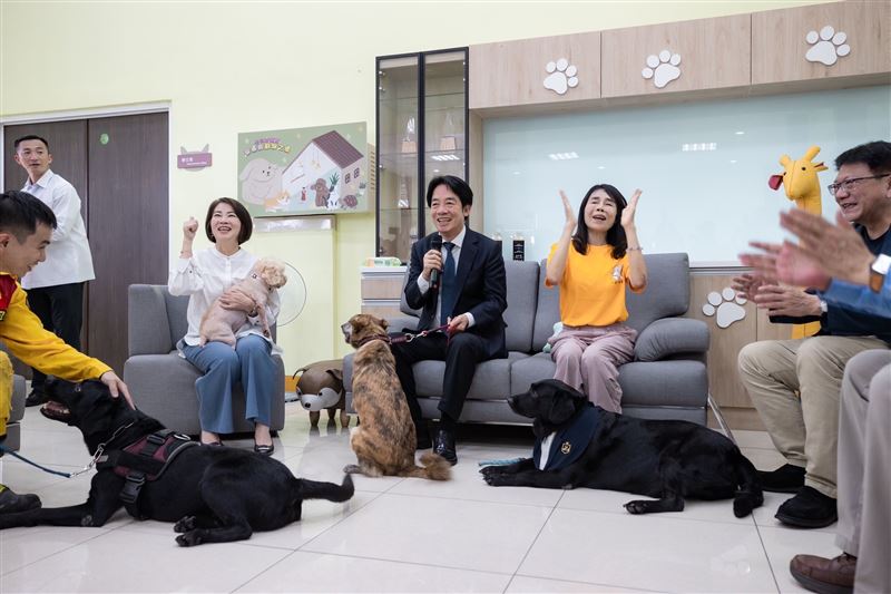 賴清德2024年6月出席屏東縣動物之家啟用典禮，當場宣布領養斑斑（圖／總統府提供）