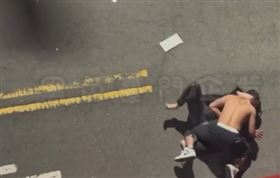 台中男女深夜醉酒纏鬥　女躺引擎蓋攔車（圖／翻攝畫面）