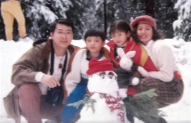 林逸欣父親雖然身為名醫、平日醫務繁忙，但對子女的愛從不缺席。（圖／翻攝自林逸欣IG）