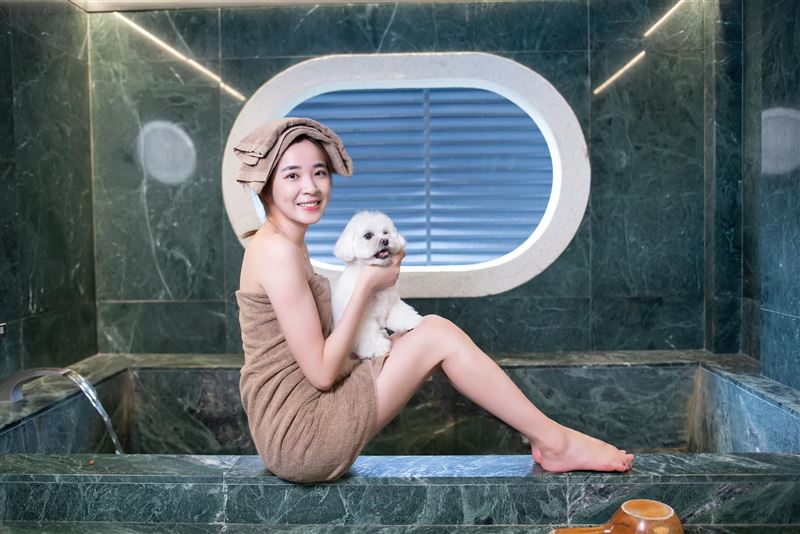 美女主播王乃伃熱衷流浪動物救助，本身也很愛狗，她發文砲轟陳佩琪譏諷總統愛犬的行徑。（圖／王乃伃臉書）